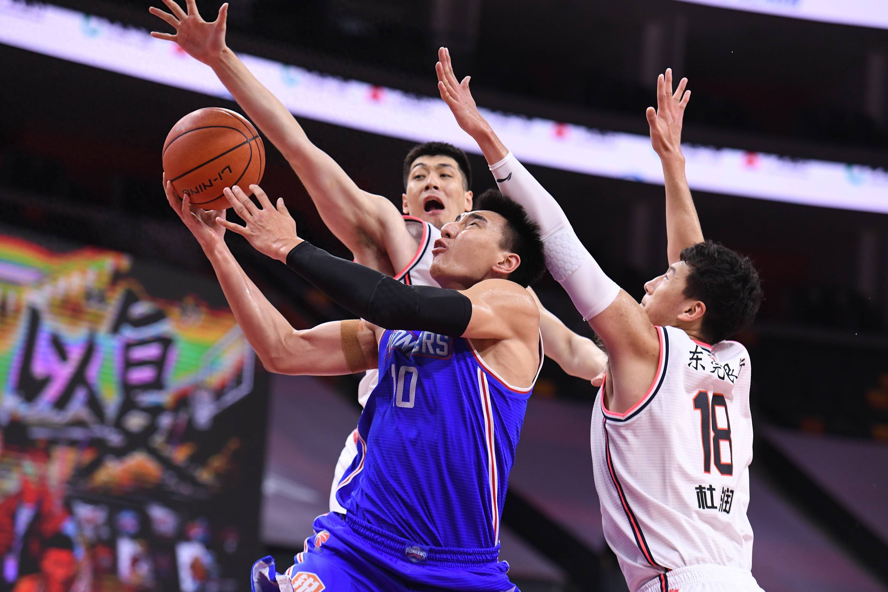 包含CBA常规赛转会期走向成谜,浙江队更衣室发声,目标明确,控场能力受关注的词条 包含CBA常规赛转会期走向成谜,浙江队更衣室发声,目标明确,控场能力受关注的词条