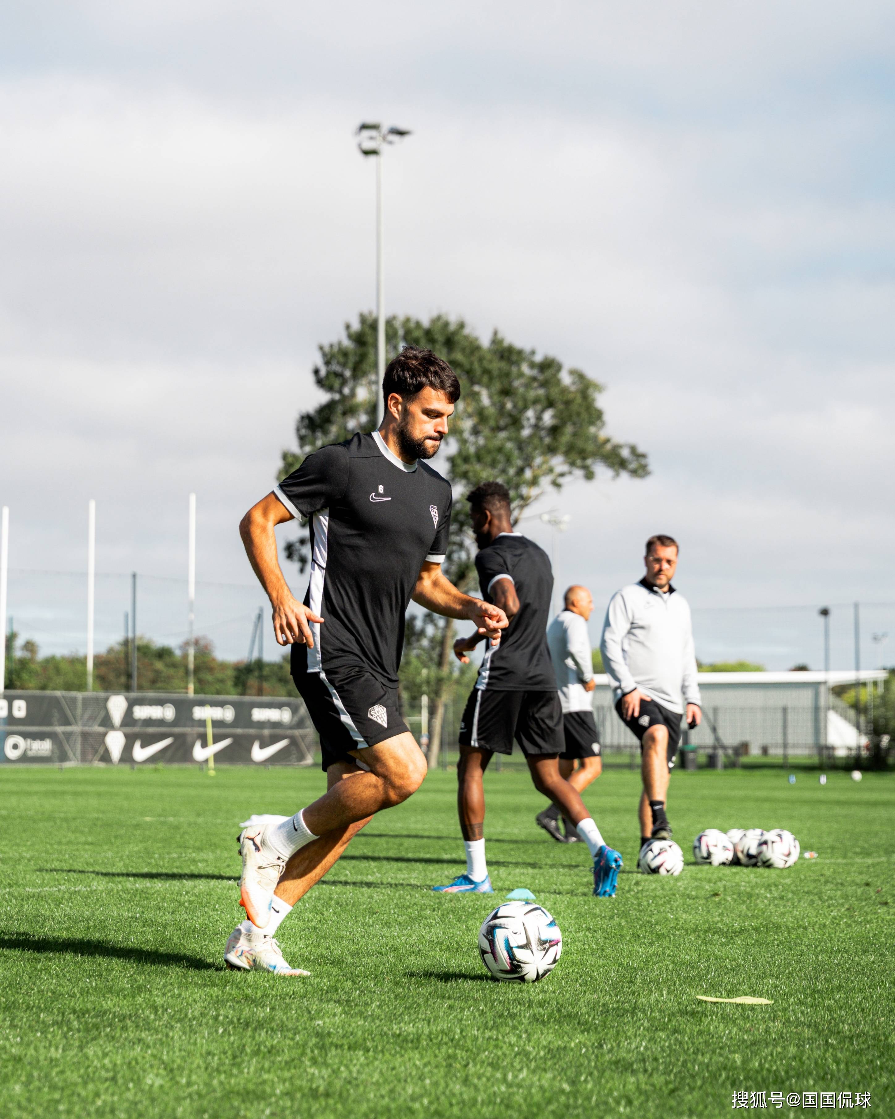 开云体育-包含这也行？里昂围绕法甲单刀错失埃因霍温强势反弹备战法甲，赛后罗马调整名单以备NBA常规赛的词条-开云体育